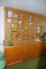 Vitrine Shop Vollholz zweiteilig große Glasfront