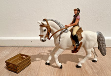 Schleich 41433 Farm Life Reiterin mit Lipizzaner Stute + Pferdedecke + Holzkiste
