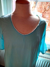 schönes hellblaues Nachthemd