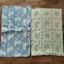2 x alte DDR Babydecke, Kinderdecke, grün /blau weiß mit Motiv, ca. 1960er Jahre
