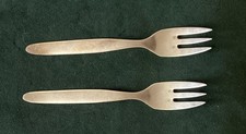 2 Kuchengabeln. Punze