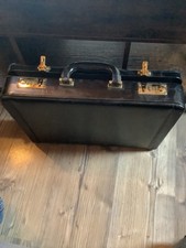 Schwarzer Aktenkoffer