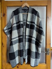 Wollponcho mit Wickelumhang