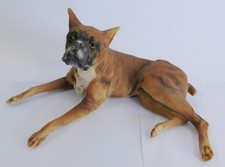 Porzellanfigur liegender Boxer