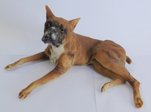 Porzellanfigur liegender boxer - porzellanfigur,