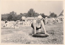 Vintage Foto Hübsche Frau im Badeanzug großer Busen Momentaufnahme