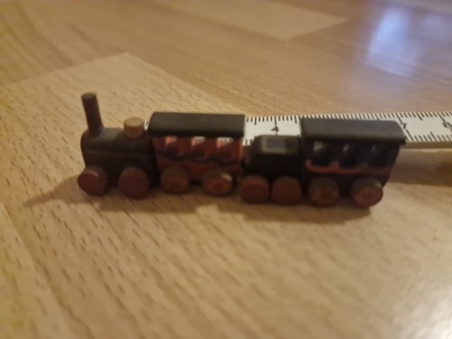 Holzeisenbahn mit waggon - holzeisenbahn,