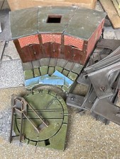 Sehr altes  Eisenbahn Zubehör, Lokschuppen Holz mit Schienen und Drehkreuz davor