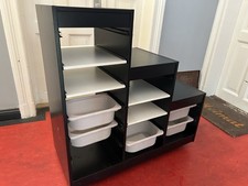 IKEA Trofast Regal schwarz - mit 4 weißen Böden und 5 weißen Boxen