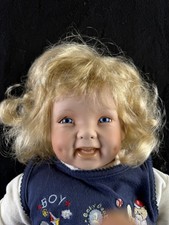 Schöne, weibliche Porzellankopf Puppe mit blaue Augen ca 50 cm Gemarkt 0060/2000