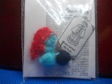 EIN KLEINES STRICKSTÜCK FÜR EINE PUPPENSTUBE MIT ZEITUNG UND KLEIDMUSTER