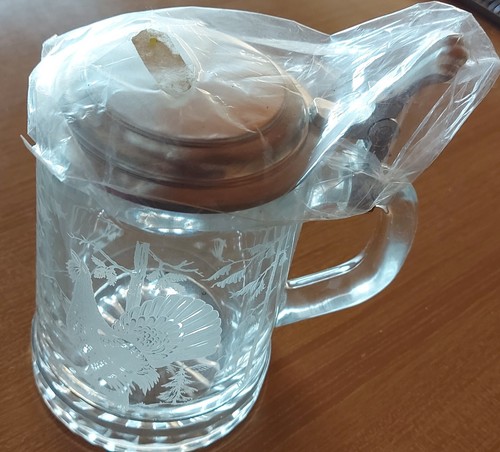 Schöner bierkrug aus glas mit - schöner,