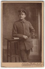 Fotografie M. Walther, Seifhennersdorf i. Sa., Kretscham, Ein Soldat in Uniform 