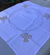 ✨ Weihnachts-Tischdecke Weiß mit Glocken – Stickerei Deko Festlich ?