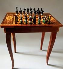 Schachfiguren mit Schachtisch