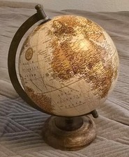 Globus aus Holz und Kunststoff