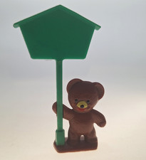 Bär von Bärenmarke mit grünem Schild ohne Inschriften