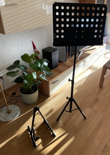 Notenständer schwarz gelocht - notenständer,