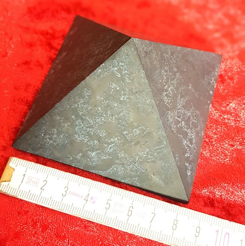 Pyramide schungit 8cm - pyramide, 100