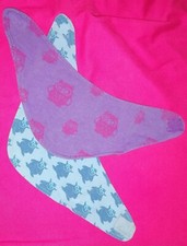 Spucktücher, Dreieckstücher, 2er Set von "TCM" in lila und hellblau, bedruckt ! 