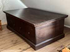 Wohnzimmertisch /-truhe im Kolonialstil 