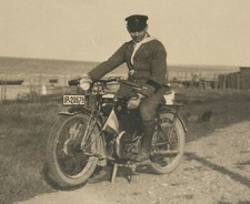Original Vintage Foto Motorrad mit Kennung Motorradfahrer Natur Meer Photo (51)