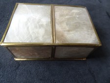 Kleine Perlmutt-Deckeldose, unbeschädigt. Schmuck- oder Bonbondose