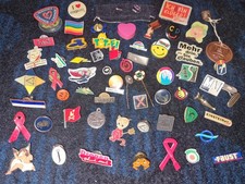 56 Pins Anstecker Sammlung Dachdecker Symbole Zeichen Nadel Teufel Smiley Herz 