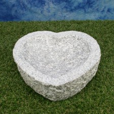 Gebrüder Lomprich Vogelbad Herz aus Granit ohne Vögele am Rand sitzend
