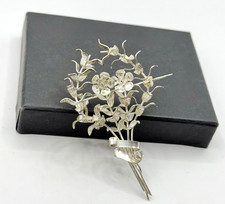 Silberfarbene Blumenbrosche – filigraner Vintage Silberhochzeit Schmuck