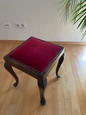alter Klavierhocker, Sitzfläche neu mit weinrotem Samt und Ziernägeln 
