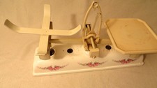 Alte Krups Küchenwaage mit Rosendekor Keramiksockel