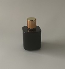 Parfum Flakon in schwarzer