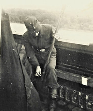 Org.Foto, Stellung Flakhelfer mit Flak Lauf ??? Ausrüstung, Meissen, 2WK