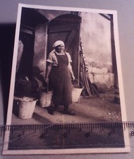 Altes Foto Landwirtschaft Bäuerin mit Eimern, Bauernhof