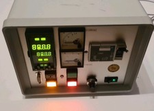 Labor-Steuergerät mit Eurotherm-Komponenten (u. a. 2408 und TE10A).