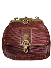 alte Ledertasche Geldbörse um