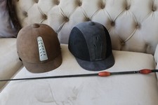 Reithelme  Größe  58 je VB 20.-€ und Dressurgerte zu verkaufen