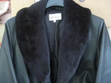 VINTAGE Mantel Kunstleder Kragen Pelzimitat Carla Faustini 38 40 M Schwarz SEXY!