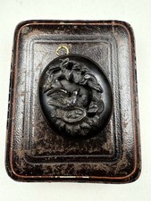 Antikes Medaillon Kettenanhänger Gutta Percha seltenes Motiv Schlange Vogel 19Jh