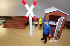 Spur G, LGB Bahnübergang, Andreas Kreuz mit Bahnwärterhäuschen
