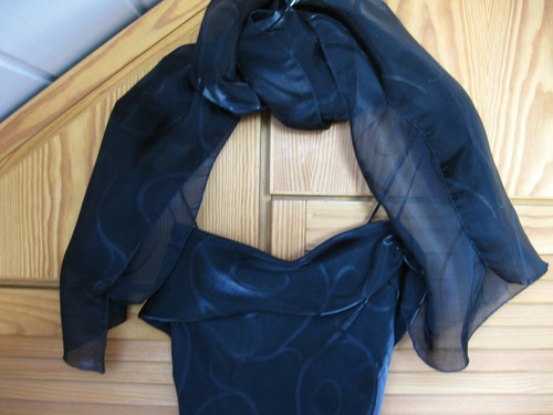 Schwarzes kleid mit schal - kleid, gr.s