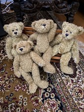 Gilde Teddy Bären- süße 4er Crew auf einer Holzbank