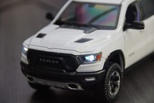 2019 DODGE RAM 1500 CREW CAB 1:24 1:27 MIT LED-BELEUCHTUNG(XENON) MOTORMAX WEIß