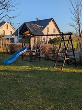 Kinder Rutsche Kletter und Schaukelgerüst.