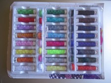 Nähgarnbox mit 24 verschiedenfarbigen Garnrollen + 16 Spulen für die Nähmaschine