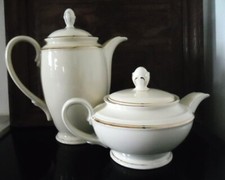 Teekanne und Kaffeekanne mit