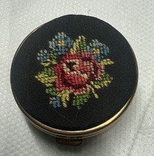 Antik Petit Point Pillendose Messing Rosen/Blumen Stickerei , Vintage Rarität