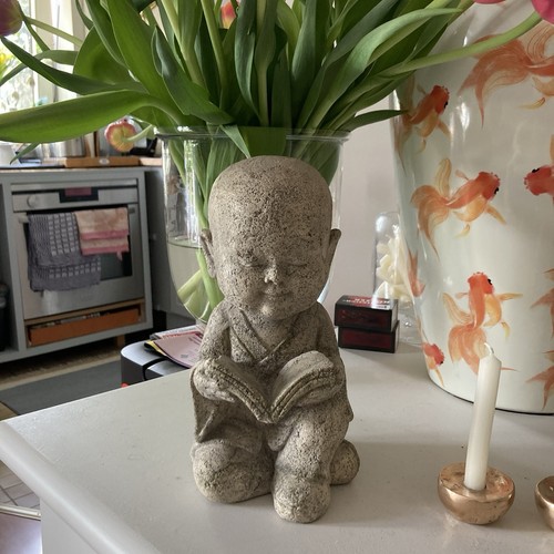Buddha mönch aus vulkanstein - buddha,