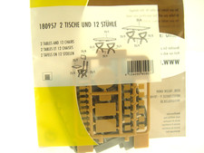 Tische u. Stühle f